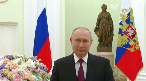 Путин поздравил россиянок с 8 марта и отметил смелость женщин-военнослужащих