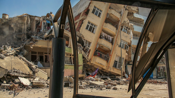 Число жертв землетрясений в Турции достигло почти 48 000