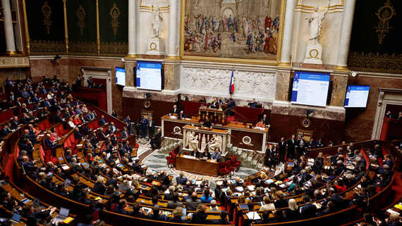 Вотум недоверия кабмину Франции из-за пенсионной реформы провалился