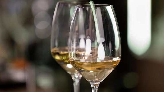 Эксперимент по онлайн-продаже алкоголя могут распространить на вино из ЕАЭС