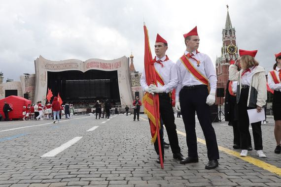 В Москве на Красной площади несколько тысяч школьников посвятили в пионеры