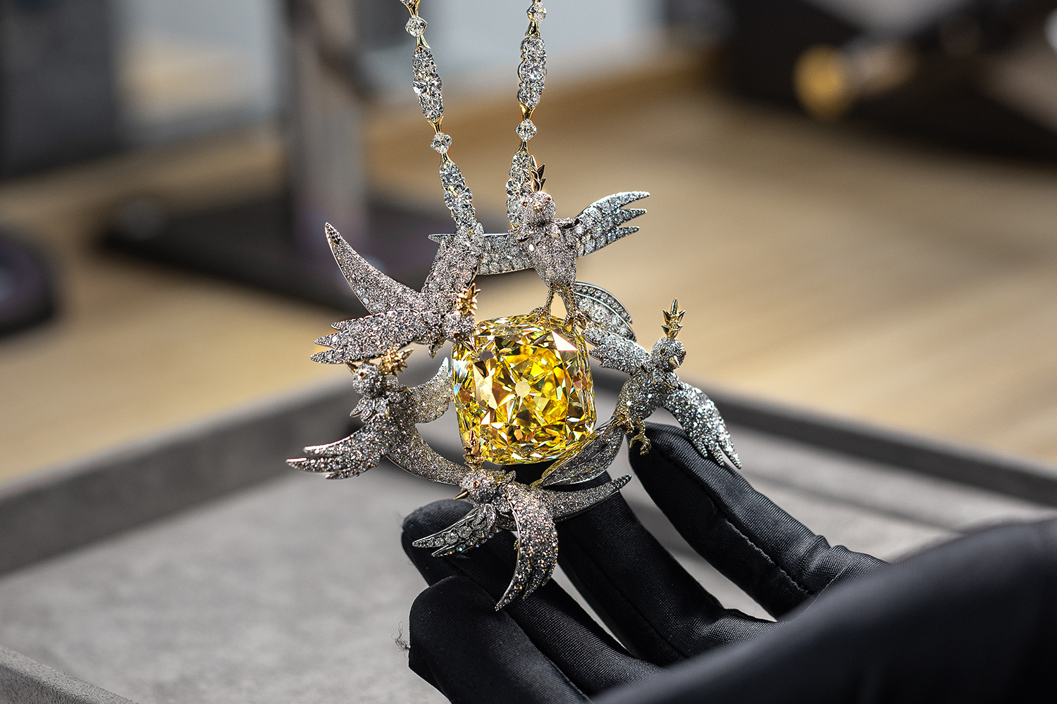 Tiffany Diamond – один из самых крупных и знаменитых фантазийных желтых бриллиантов в мире