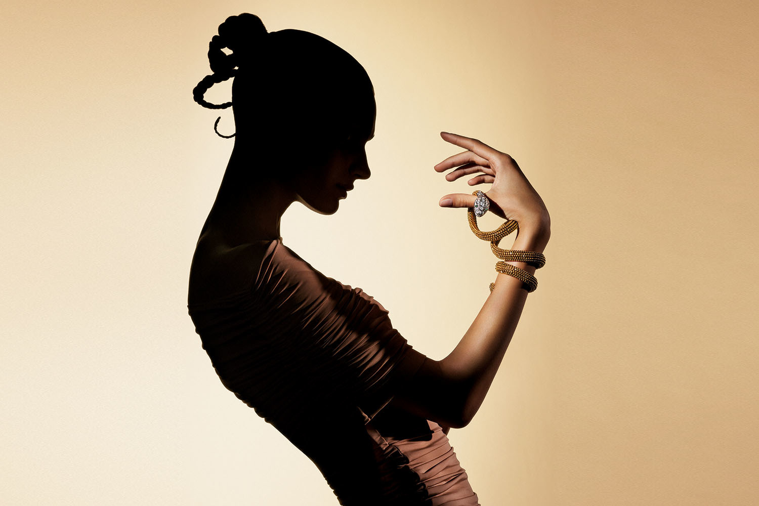 Модель в украшениях Bulgari Serpenti