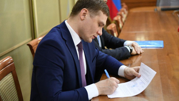 Глава Хакасии одним из первых в России сдал подписи депутатов для участия в выборах