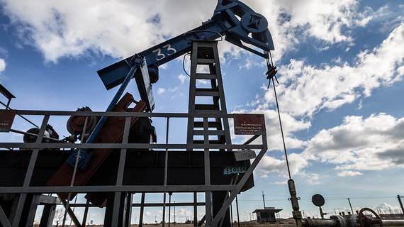Цена на нефть Urals снизилась в декабре почти на четверть