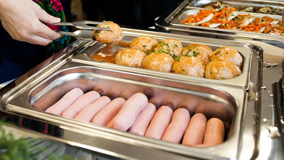 Производители колбасы и сосисок предлагают вновь поставлять продукцию в школы