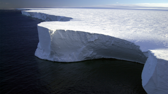 Крупнейший айсберг А23а начал активный дрейф вдоль берегов Антарктиды