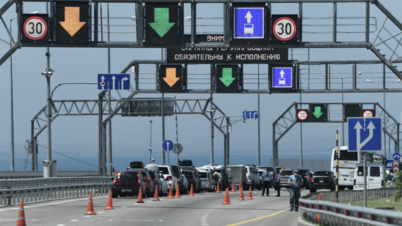 При въезде на Крымский мост со стороны Керчи образовалась двухчасовая пробка