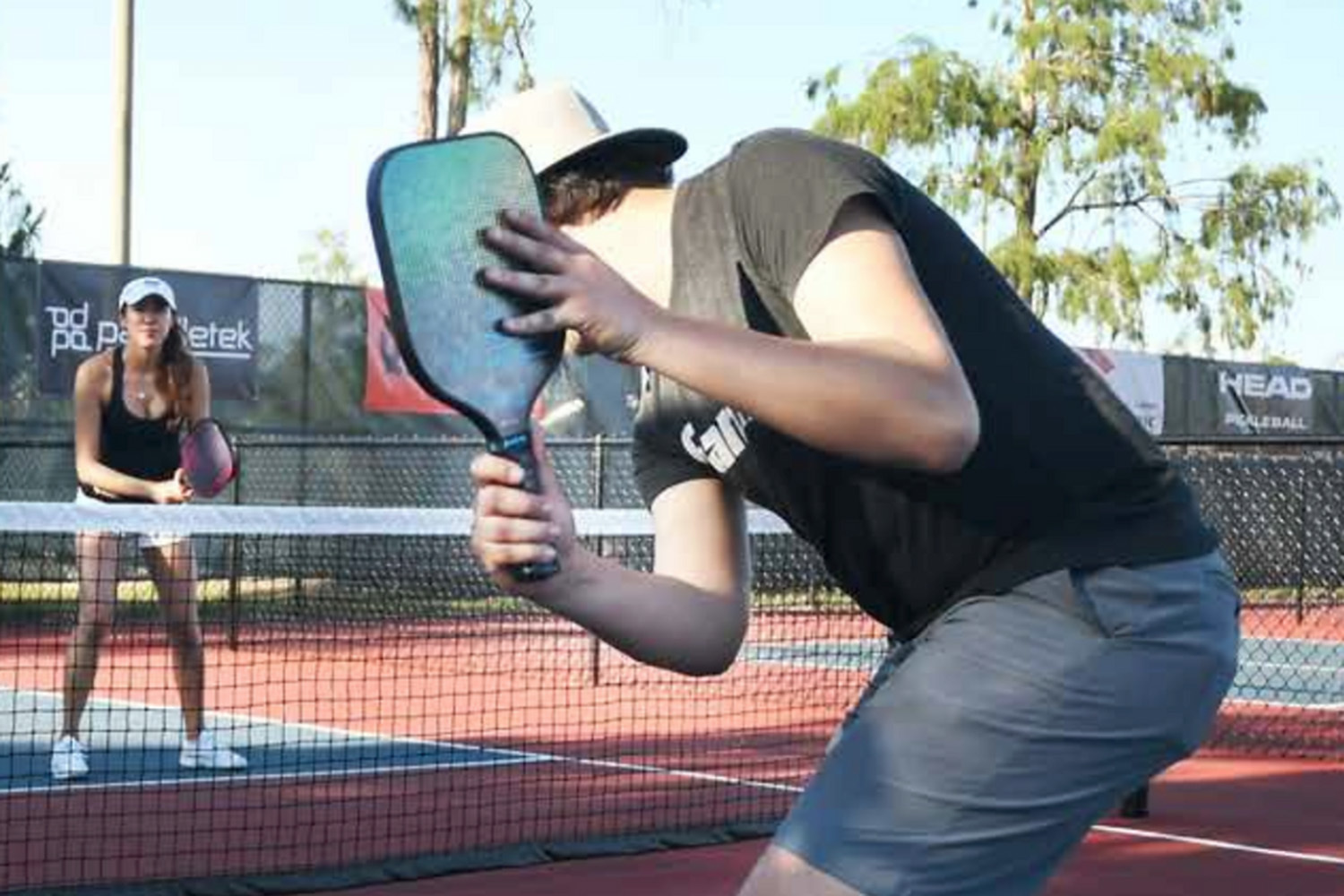 Ракетки для пиклбола часто называют «весла» – они похожи на ракетки для большого тенниса, но с короткой ручкой