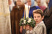 Ребенок во время праздничного богослужения по случаю Рождества Христова в Покровском кафедральном соборе во Владивостоке