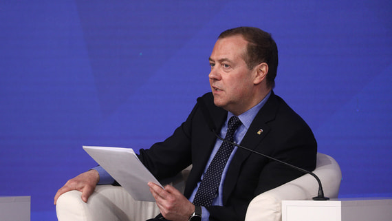 Медведев заявил о проработке использования загранпаспортов для госуслуг