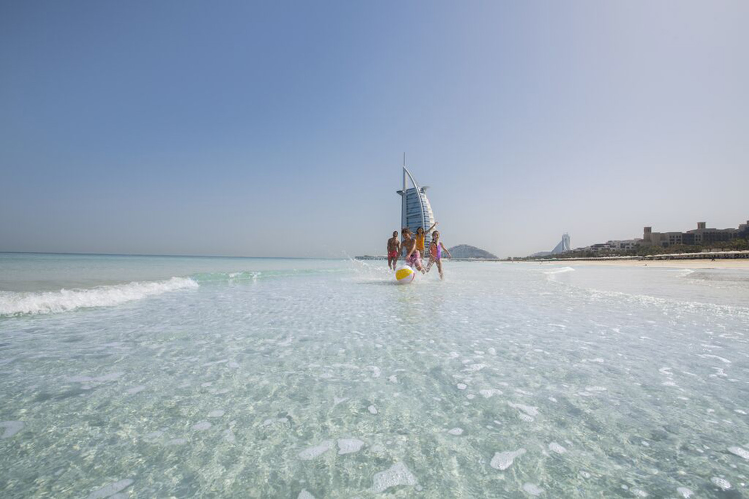 Все упомянутые в обзоре пляжи расположены вдоль городского побережья и насыпных островов Палм Джумейра и Палм-Джебель-Али