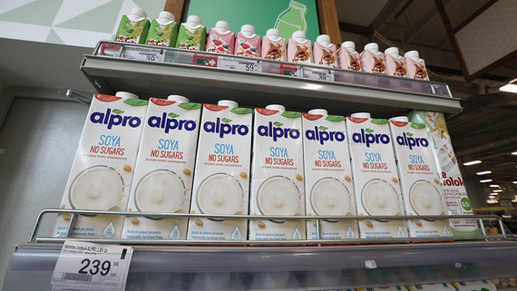 «Дочка» Danone в РФ будет выпускать растительное молоко Alpro под новым брендом