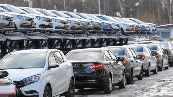 С начала года в Россию ввезли почти 890 000 легковых автомобилей