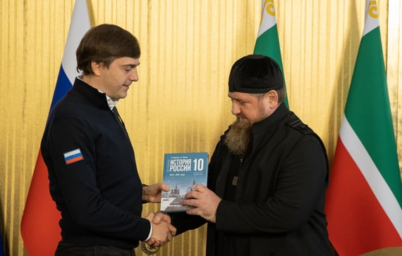 Министр просвещения России лично показал главе Чечни новый учебник истории