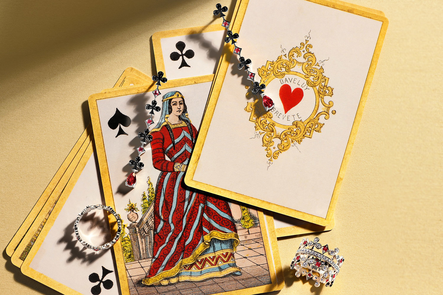 Красно-черная гамма украшений передает атмосферу карточной игры