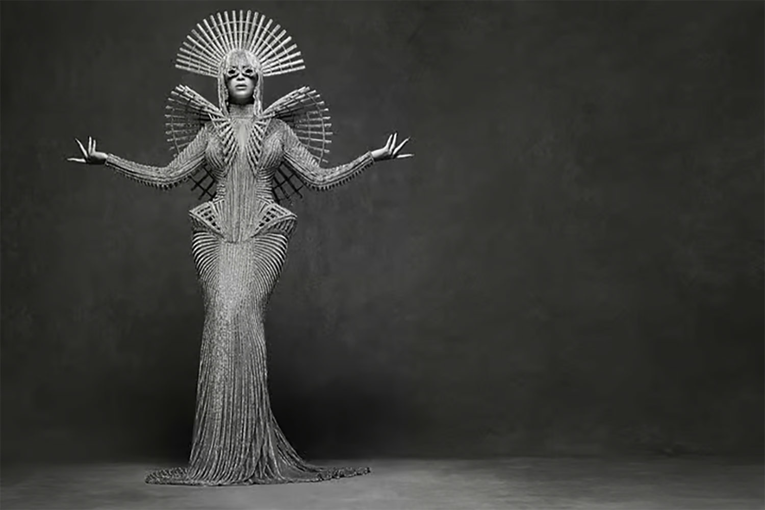 Бейонсе в образе из коллекции Balmain Renaissance Couture