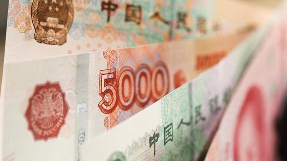 Начало продажи юаней по бюджетному правилу укрепило рубль
