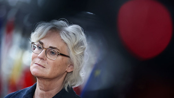 Последней и фатальной для Ламбрехт, по мнению Der Spiegel, неудачей стало ее новогоднее поздравление в соцсетях