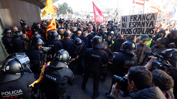 В Барселоне произошли столкновения между протестующими и полицией
