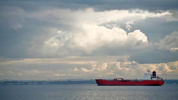 При этом морские границы Эстонии и находящейся на северном берегу залива Финляндии установлены так, что в некоторых районах между ними остается всего лишь трехмильный коридор международных вод