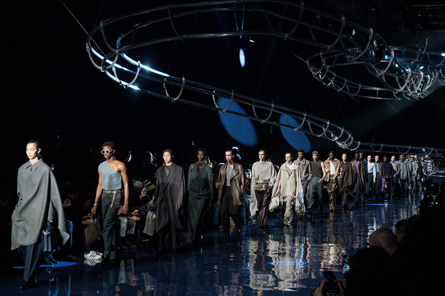 Финальный выход мужского показа Fendi осень-зима 2023/24