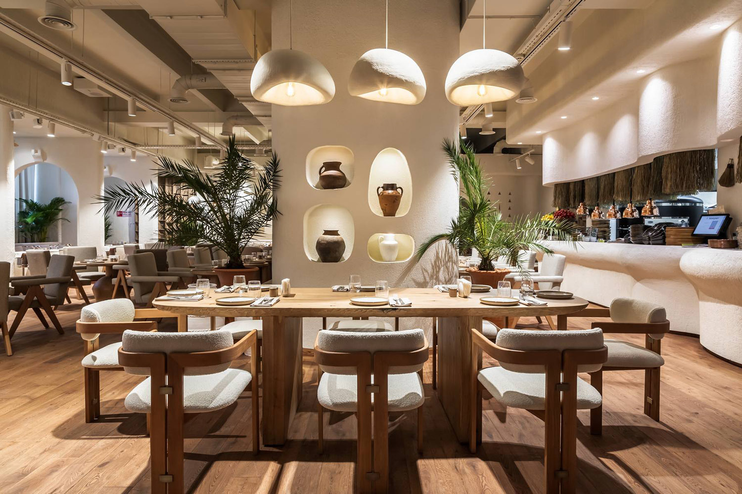 Интерьер нового заведения выдержан в стиле modern middle East