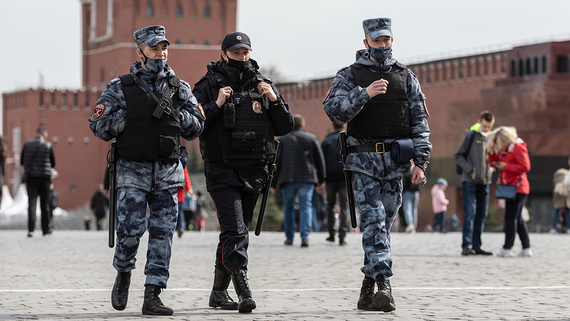 В Москве задержали американку за выгул теленка на Красной площади