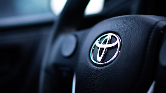 Toyota прогнозирует рост годовой прибыли после трех удачных кварталов