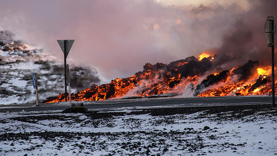 В Исландии вновь началось извержение вулкана на полуострове Рейкьянес