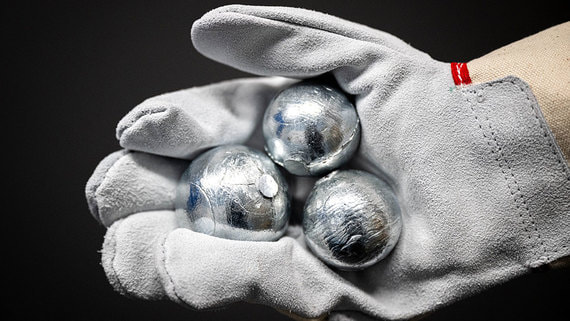 Мировые цены на цинк упали на четверть