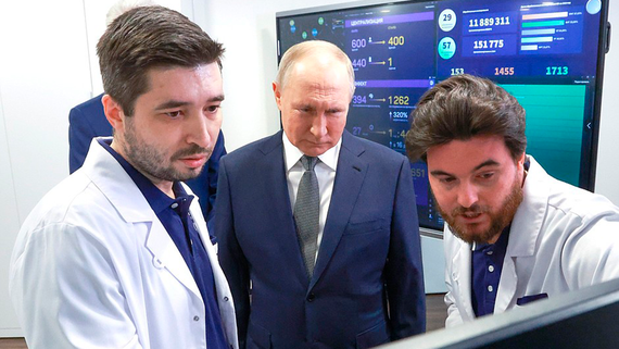 Путин предложил повысить выплаты медикам в малых городах и селах с марта