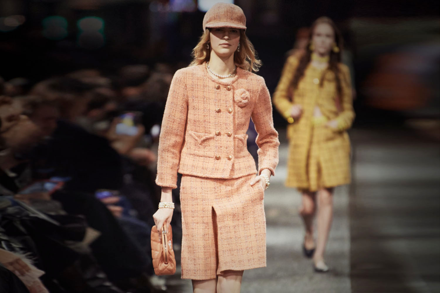 Образ из коллекции Chanel Metier d’Art, посвященной британской поп-культуре