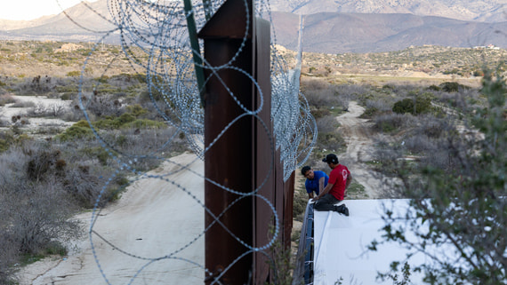 Более половины американцев считают нелегальную миграцию критической угрозой США
