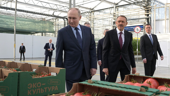Путину на Ставрополье показали робота, собирающего помидоры