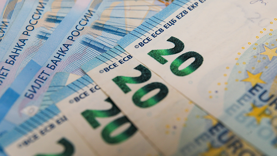 Курс евро опустился ниже 98 рублей впервые с середины февраля