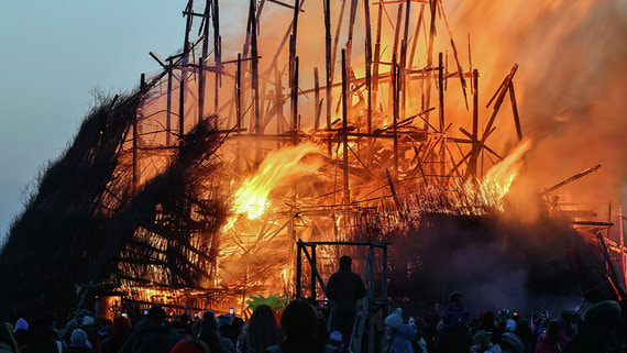 В арт-парке «Никола-Ленивец» сожгли вулкан в честь Масленицы