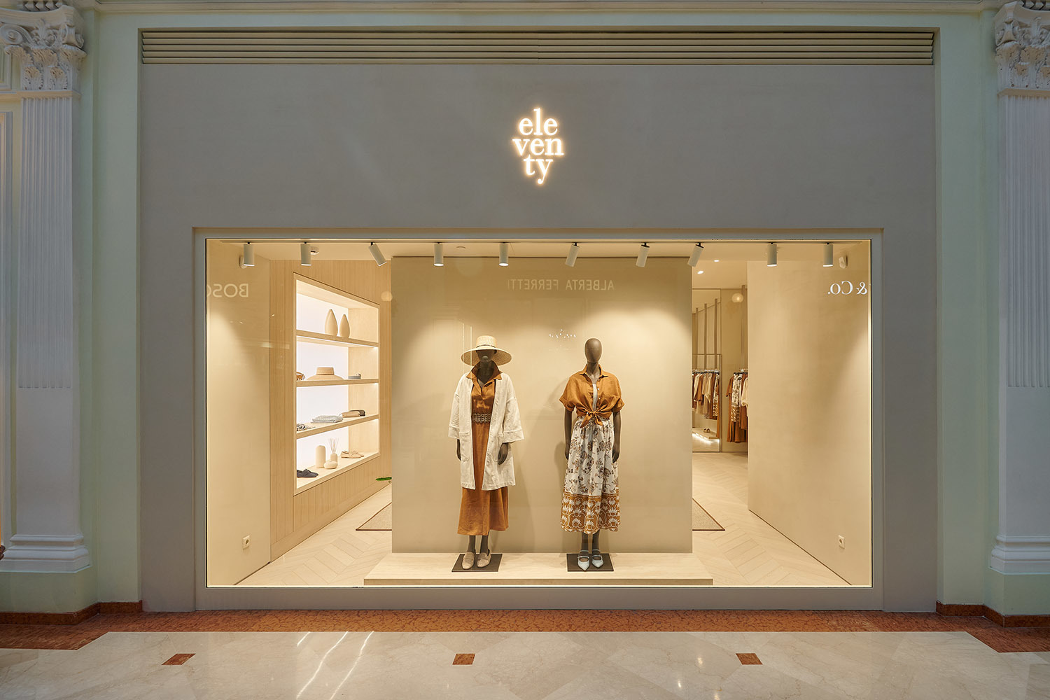 Витрина Eleventy в столичном Петровском Пассаже
