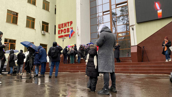 У центра ФМБА России собралась очередь на сдачу крови