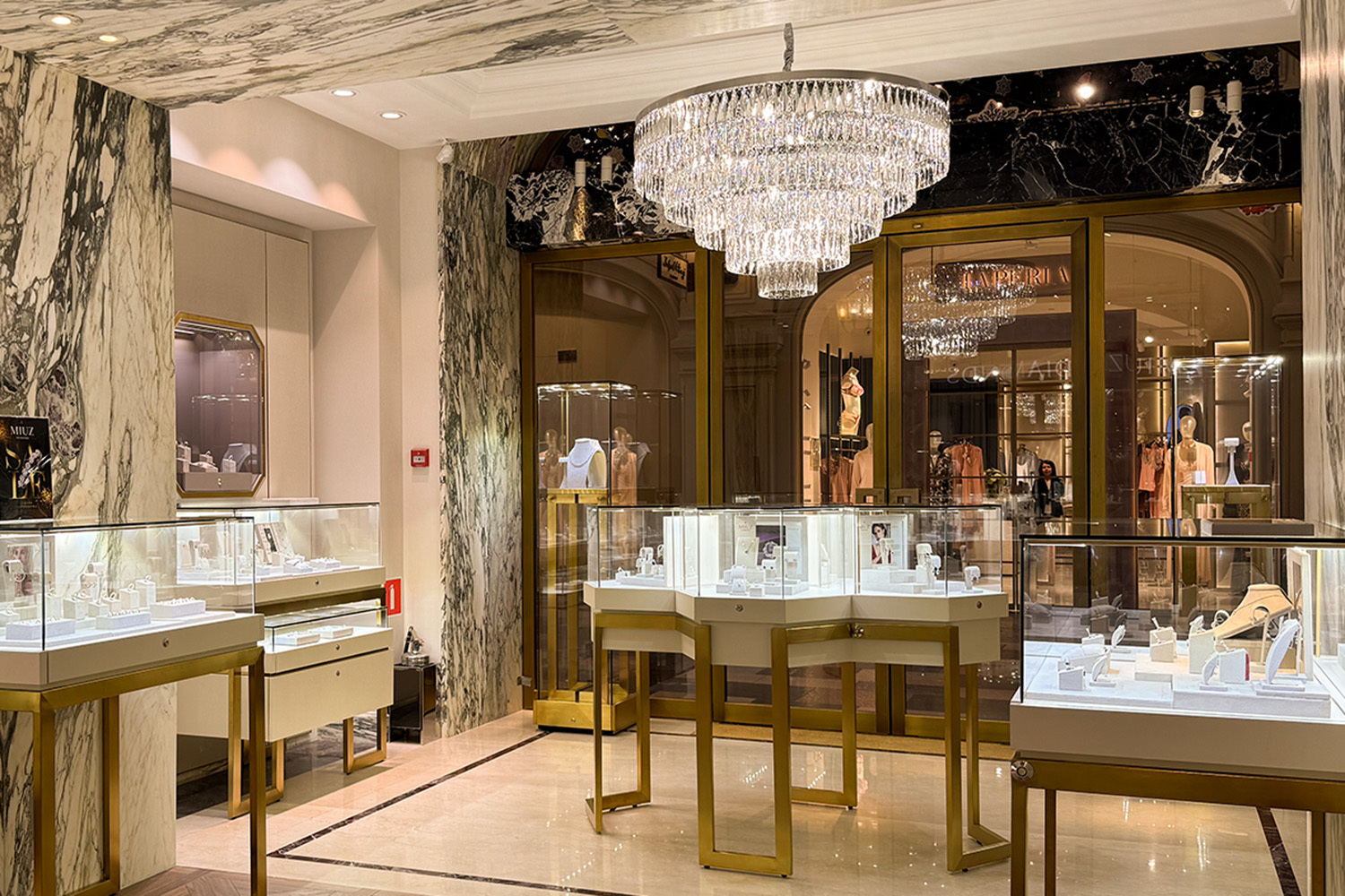 Интерьер флагманского магазина MIUZ в ГУМе