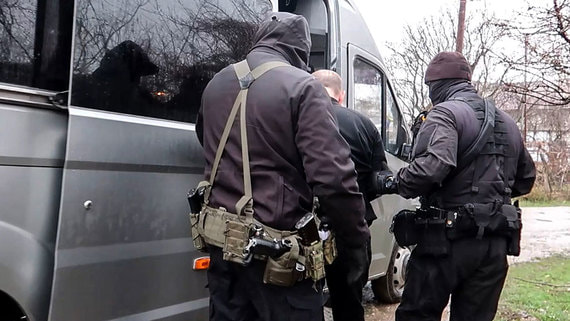 ФСБ сообщила о пресечении работы 134 нелегальных оружейников