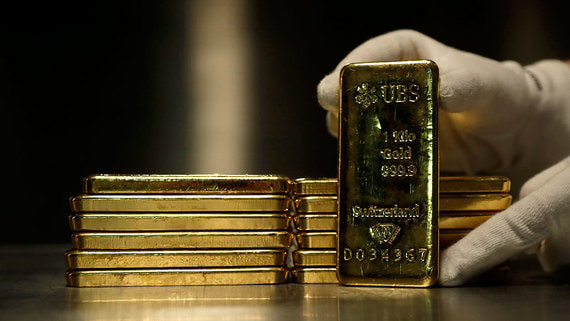 Котировки золота на торгах впервые в истории поднялись выше $2300