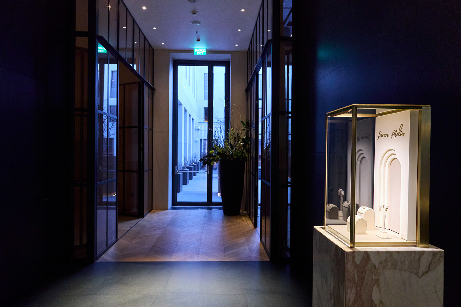 Витрины Parure Atelier на первом этаже отеля Stella di Mosca