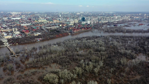 Уровень воды на реке Урал в Оренбурге превысил опасную отметку в 930 см
