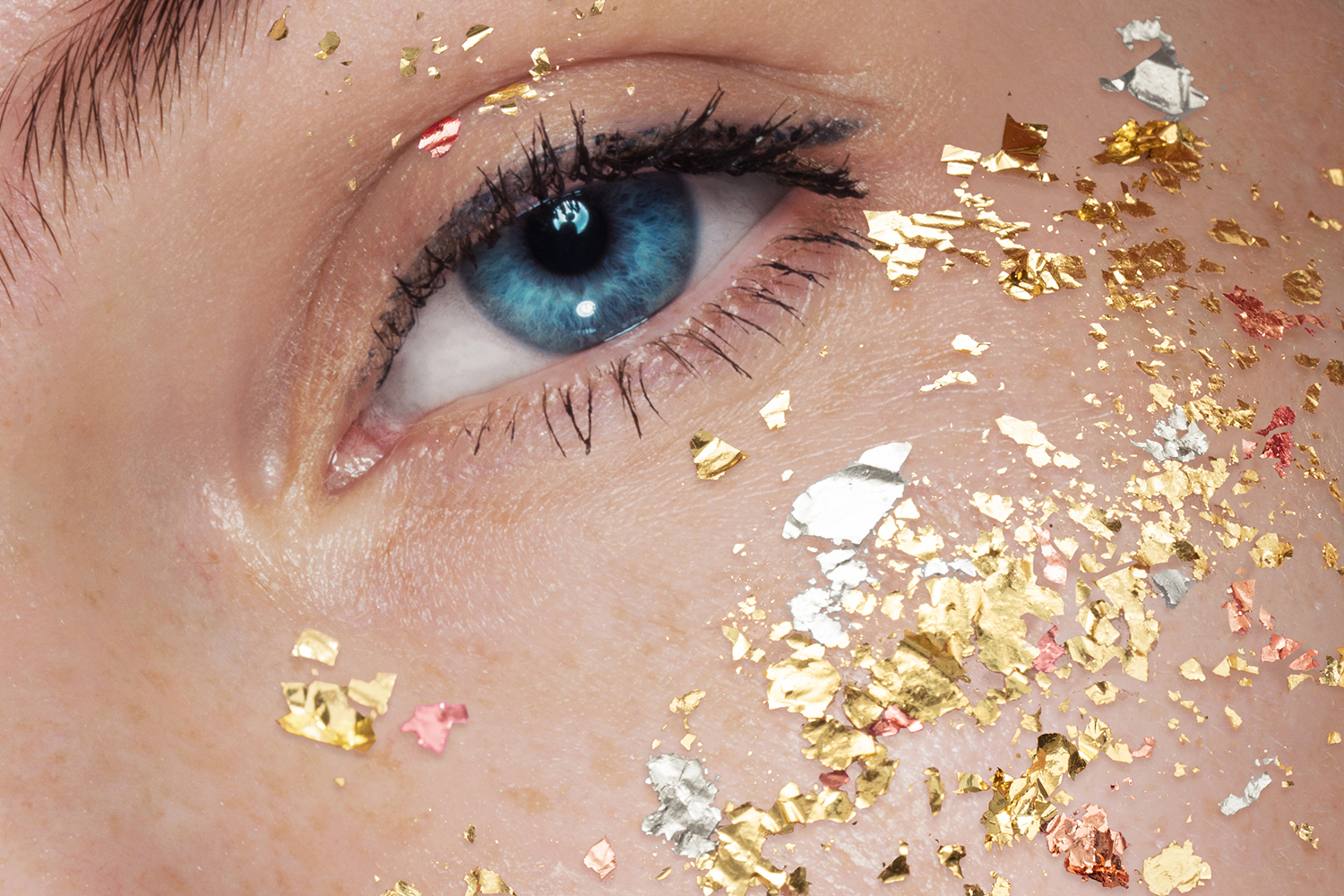 Помимо золота в состав сывороток входят активные вещества, ведущие борьбу со старением кожи