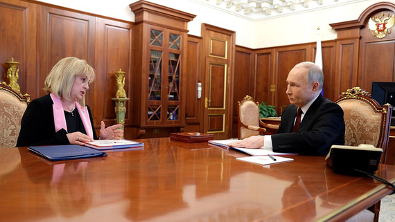 Памфилова в Кремле вручила Путину удостоверение об избрании президентом РФ