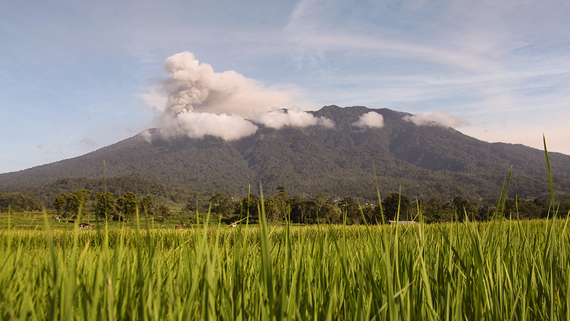 В Индонезии из-за извержения вулкана эвакуированы более 800 человек