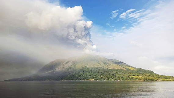 Более 11 000 человек эвакуированы в Индонезии из-за извержения вулкана Руанг