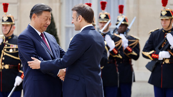 Си Цзиньпин отверг во Франции претензии по Украине