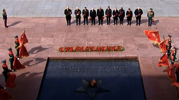 Путин вместе с зарубежными лидерами возложил цветы к Могиле Неизвестного солдата